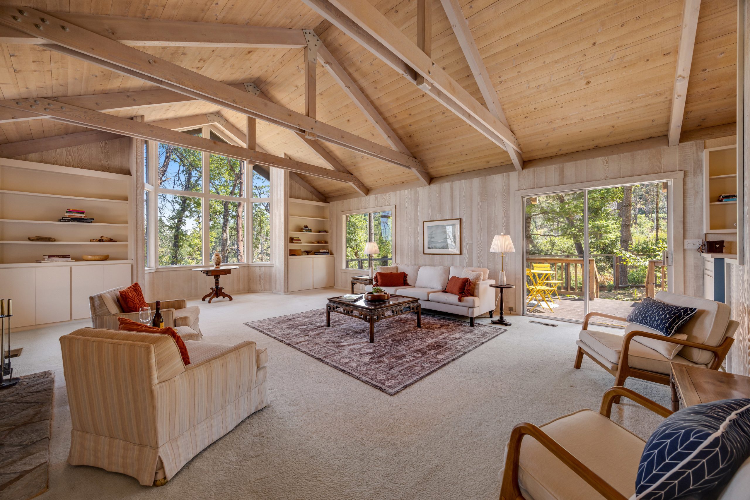 Image of 3880 Spring Mountain Rd living room